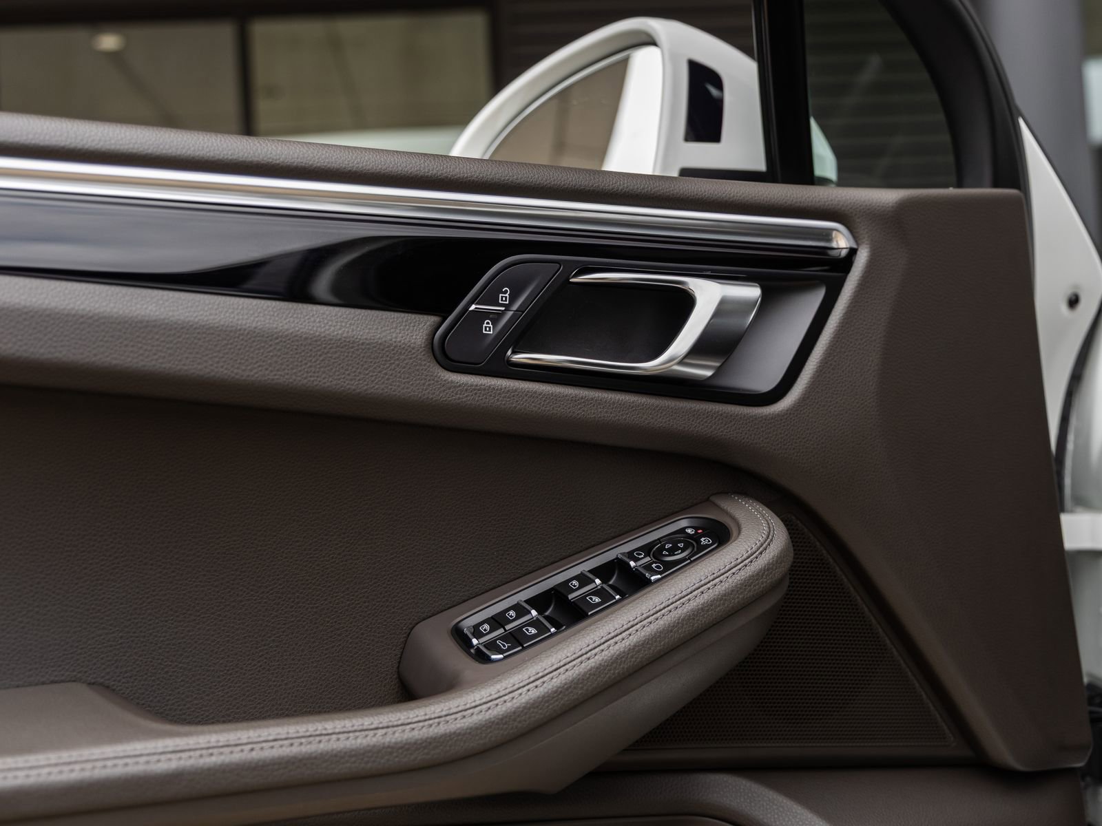 Certified 2021 Porsche Macan AWD/4WD image 22