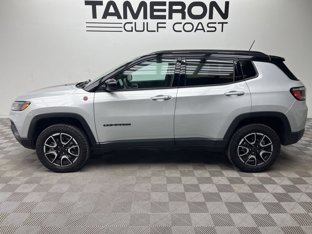 Used 2025 Jeep Compass Trailhawk AWD/4WD image 6