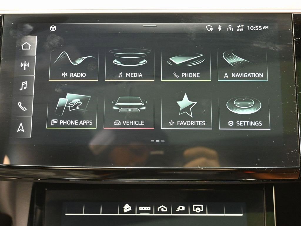 Used 2022 Audi e-tron Premium Plus w/ Premium Plus Package image 25