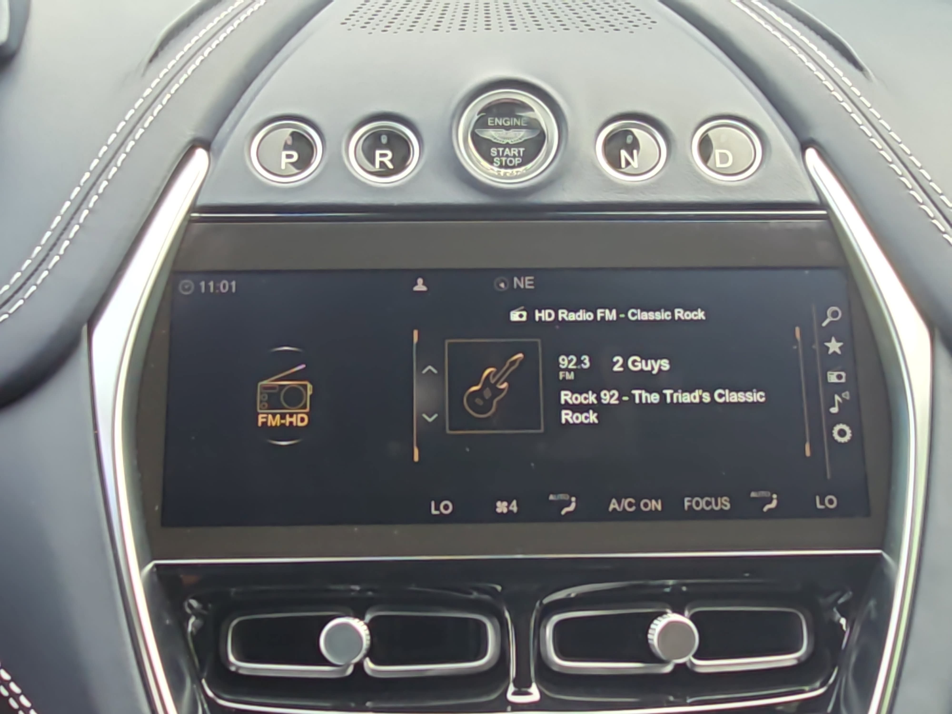 Used 2021 Aston Martin DBX AWD/4WD image 21