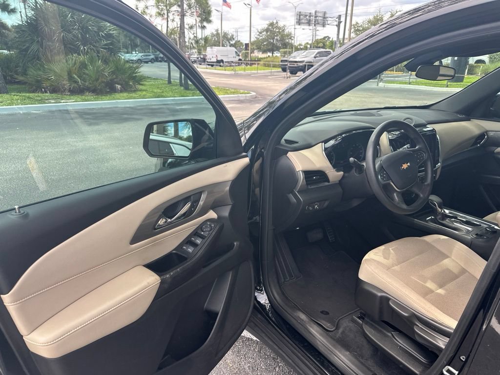 Used 2023 Chevrolet Traverse LS w/ Safety Package FWD image 5