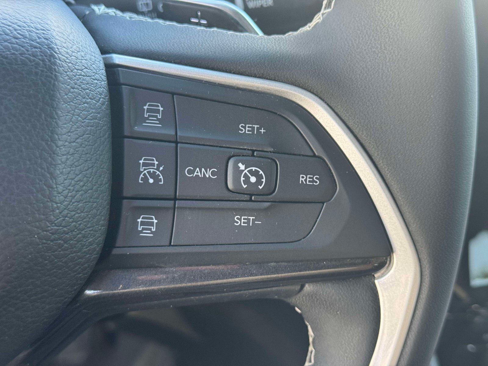 Used 2023 Jeep Grand Cherokee Laredo AWD/4WD image 21
