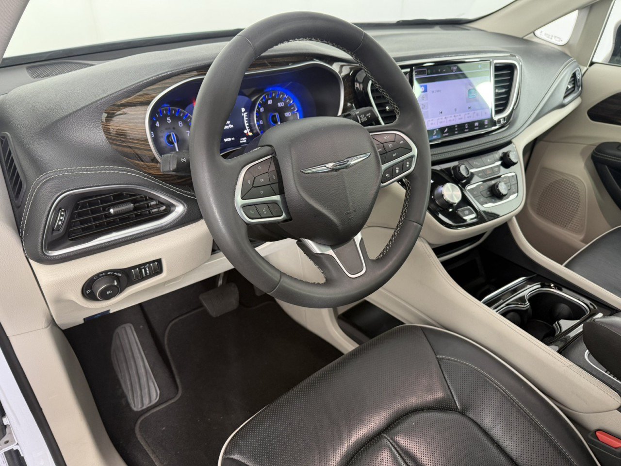 Used 2024 Chrysler Pacifica Limited FWD image 18