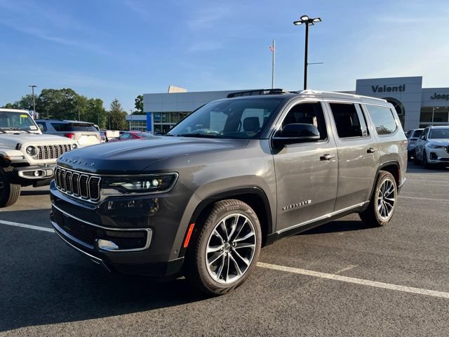 Used 2023 Jeep Wagoneer Series III w/ Premium Group I AWD/4WD image 2