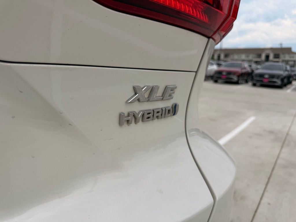 Used 2022 Toyota Venza XLE AWD/4WD image 16