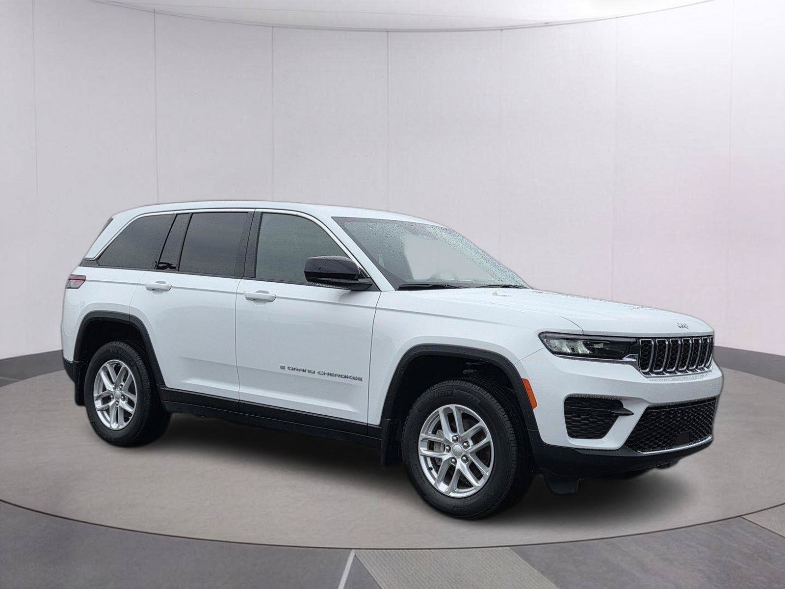 Certified 2025 Jeep Grand Cherokee Laredo X w/ Luxury Tech Group I AWD/4WD image 3