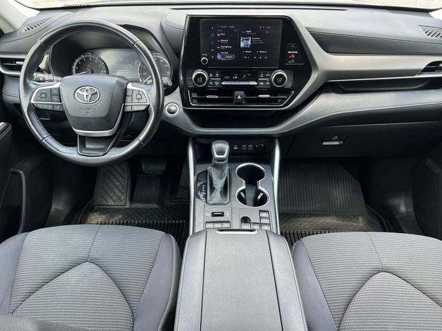 Used 2024 Toyota Highlander LE AWD/4WD image 17