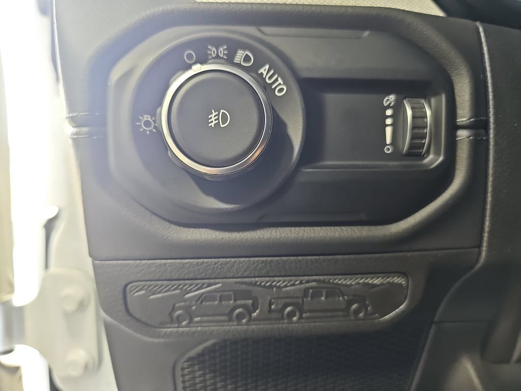 Used 2025 Jeep Wrangler Unlimited Sahara AWD/4WD image 25