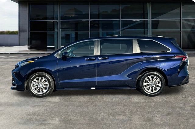 Used 2023 Toyota Sienna XLE image 9