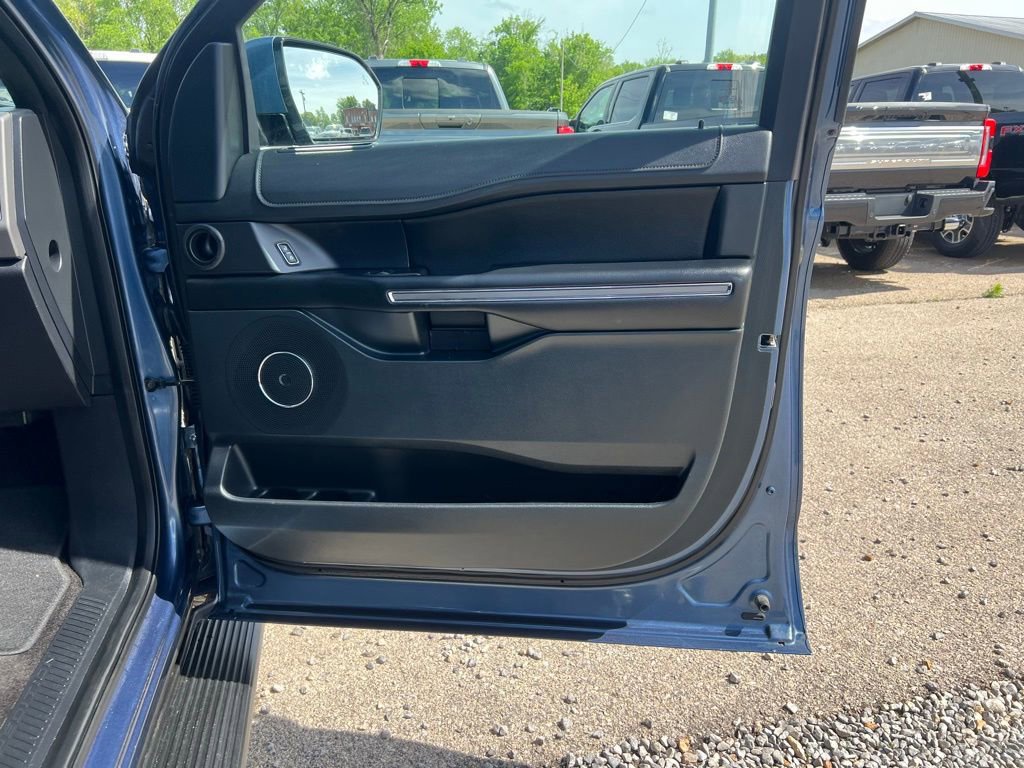 Used 2018 Ford Expedition XLT w/ Equipment Group 202A AWD/4WD image 20