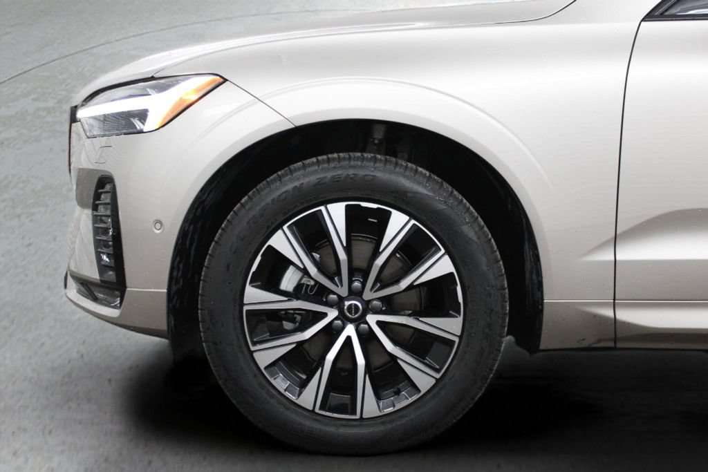Used 2025 Volvo XC60 B5 Plus w/ Protection Package Premier AWD/4WD image 6