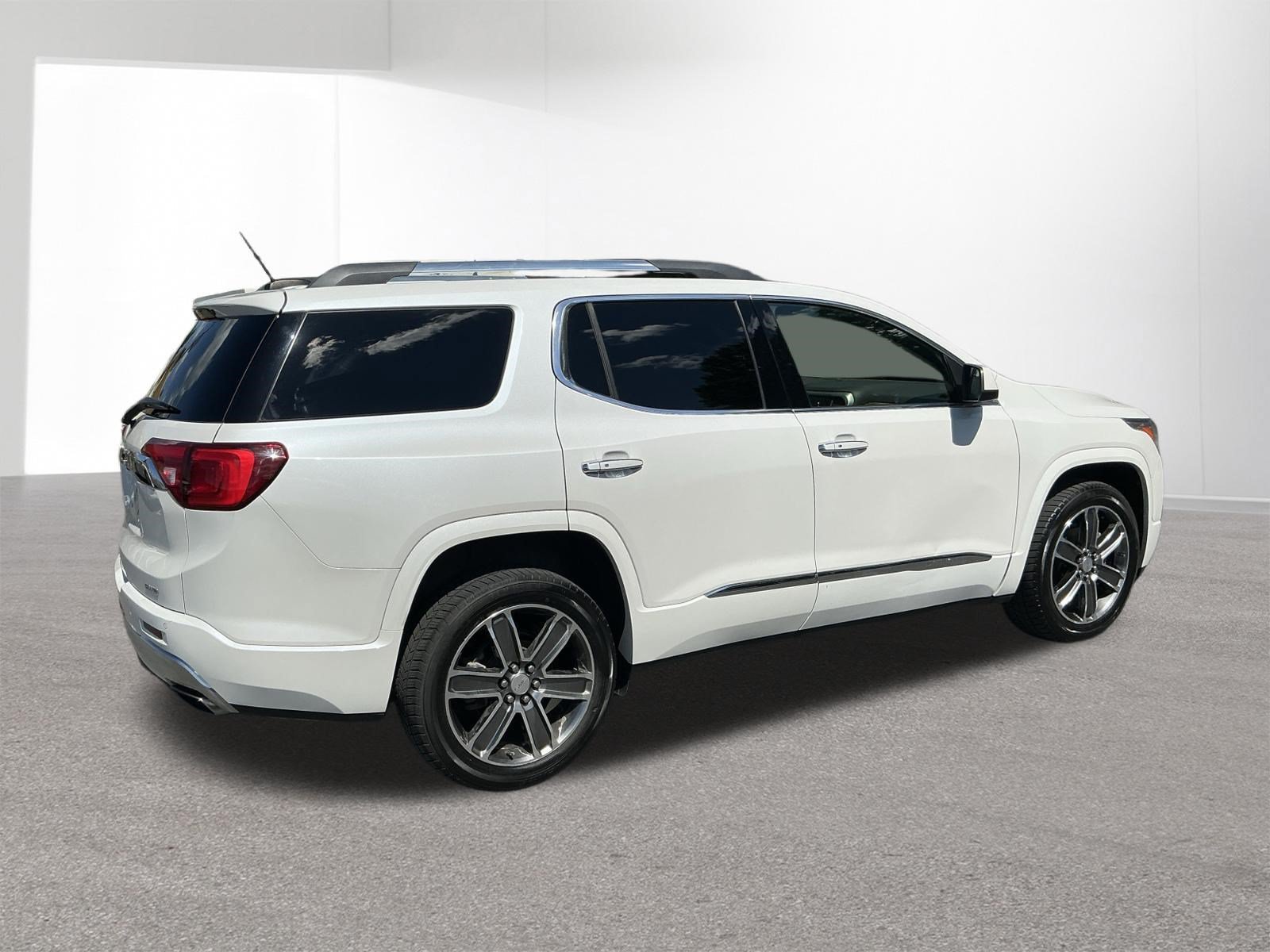 Used 2019 GMC Acadia Denali w/ Technology Package AWD/4WD image 3