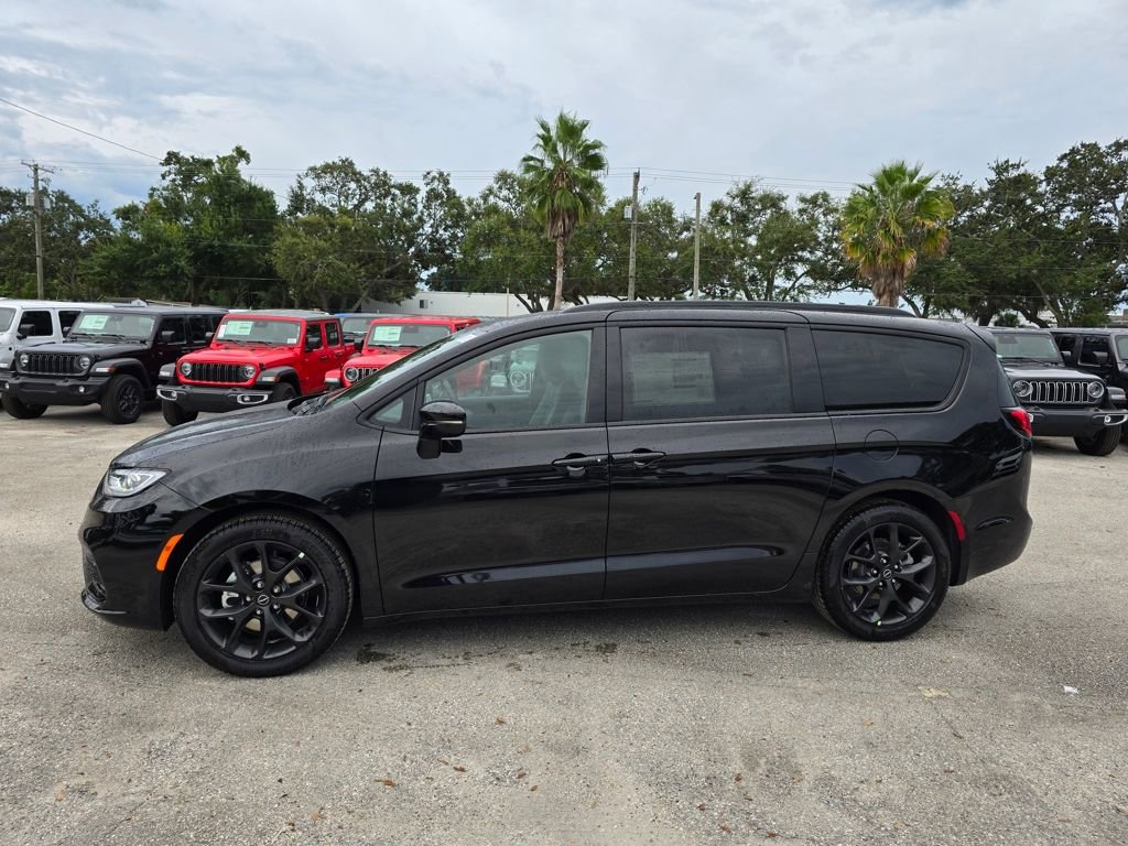 New 2026 Chrysler Pacifica Limited w/ S Appearance Package FWD image 3