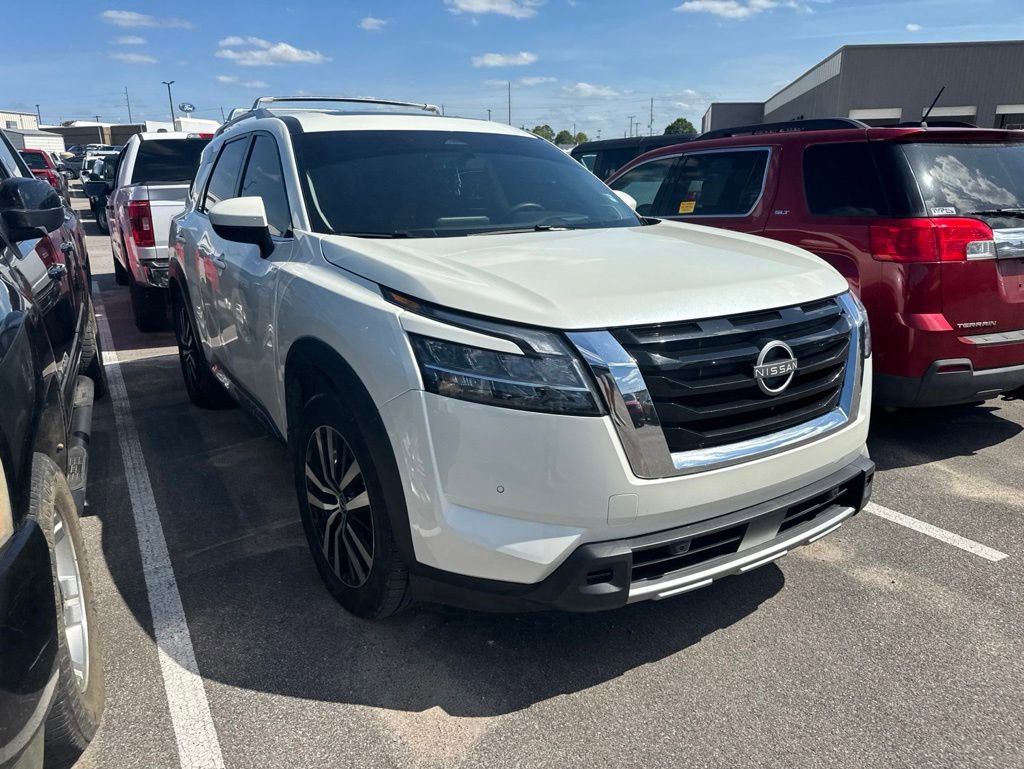 Used 2024 Nissan Pathfinder Platinum w/ Cargo Package AWD/4WD image 2