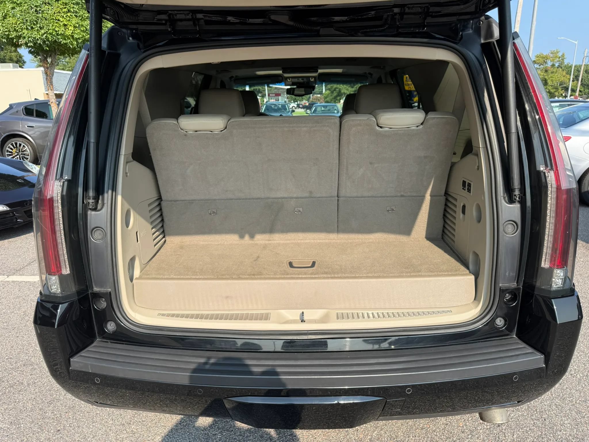 Used 2016 Cadillac Escalade Luxury AWD/4WD image 11
