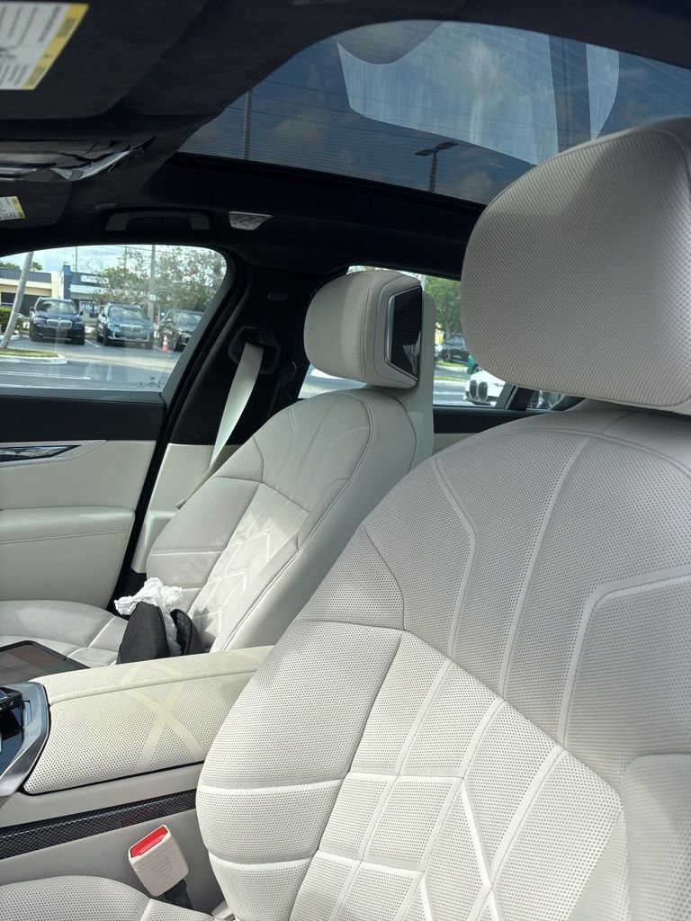 Used 2023 BMW i7 xDrive60 AWD/4WD image 4