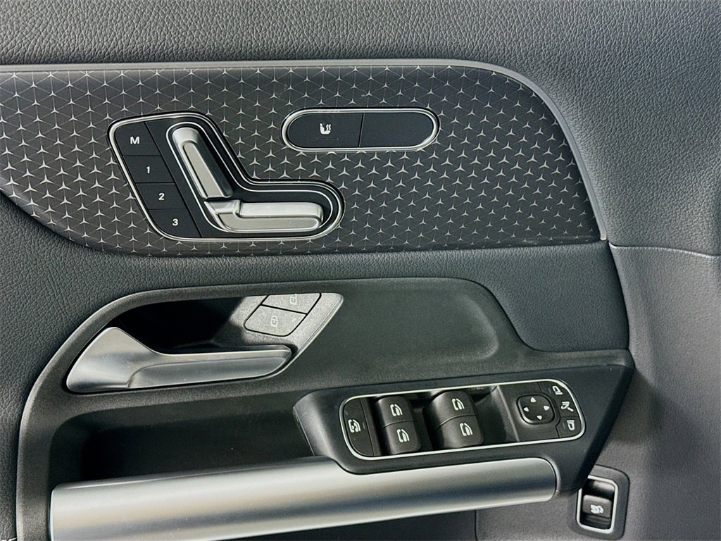 Used 2025 Mercedes-Benz GLA 250 4MATIC image 18