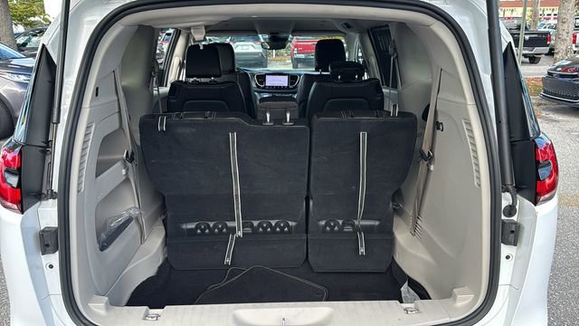 Used 2024 Chrysler Pacifica Touring-L image 8