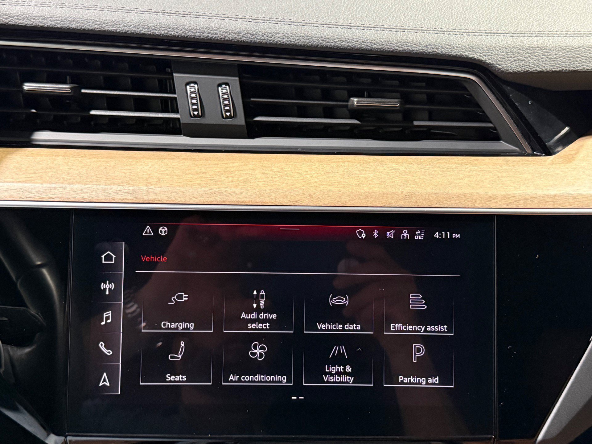 Used 2024 Audi Q8 e-tron Premium Plus w/ Premium Plus Package AWD/4WD image 30