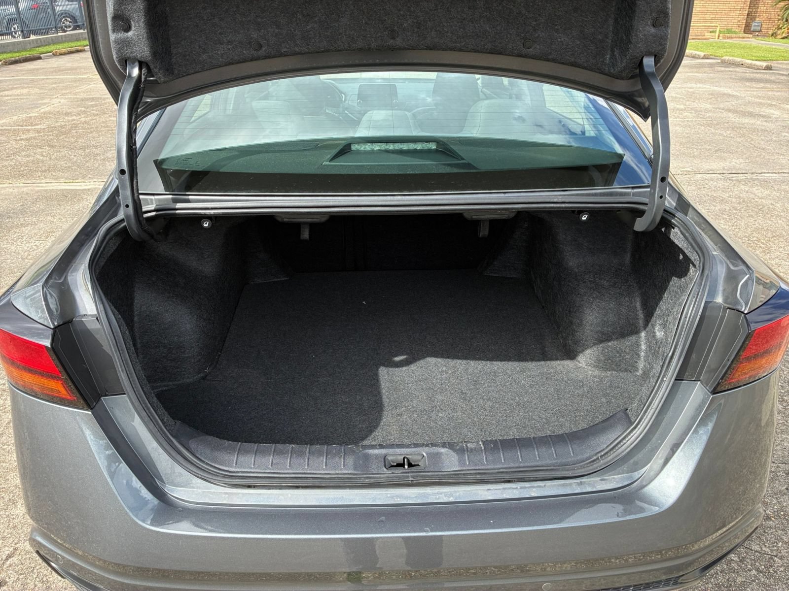 Used 2025 Nissan Altima 2.5 SV FWD image 30