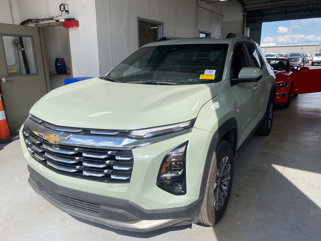 Used 2025 Chevrolet Equinox LT w/ Safety and Technology Package FWD image 2