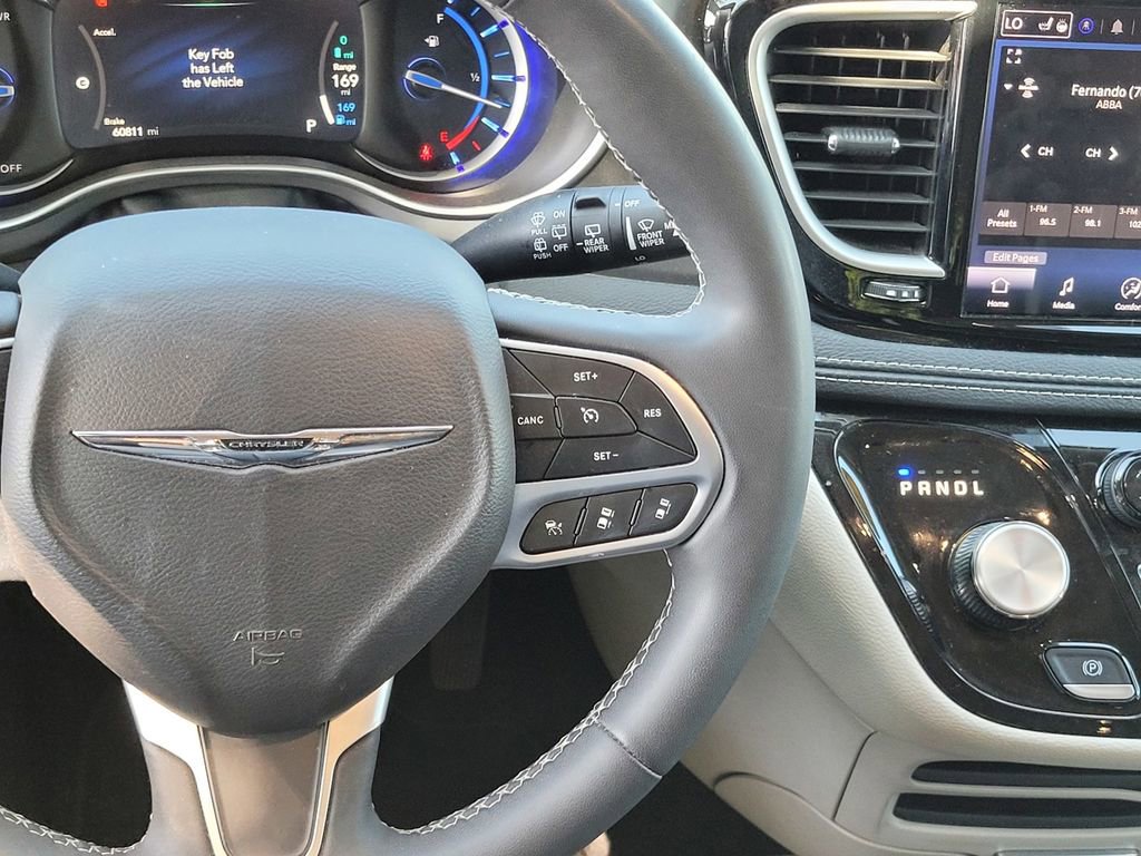 Used 2024 Chrysler Pacifica Select image 13