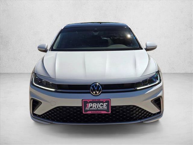 Used 2025 Volkswagen Jetta SE image 2