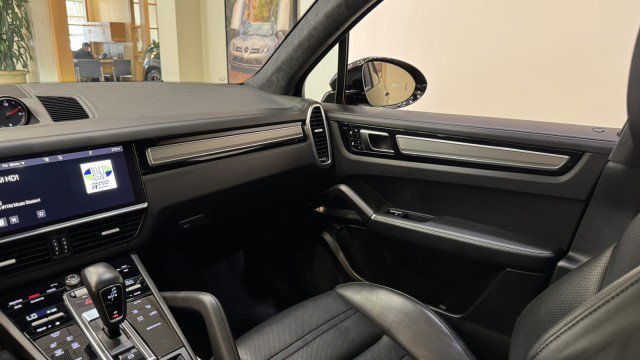 Used 2021 Porsche Cayenne Turbo image 11