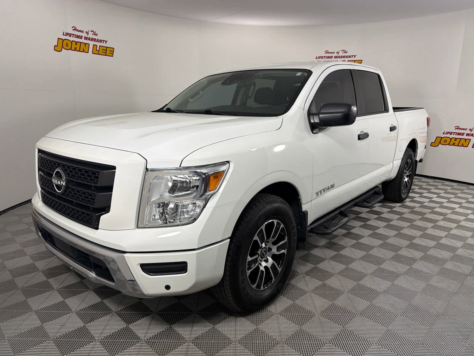 Used 2023 Nissan Titan SV w/ SV Convenience Package image 1
