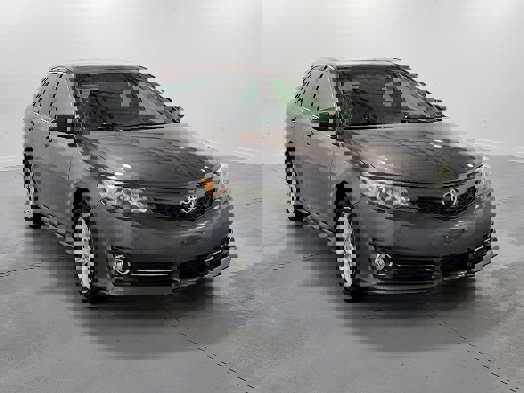 Used 2014 Toyota Camry SE FWD image 2