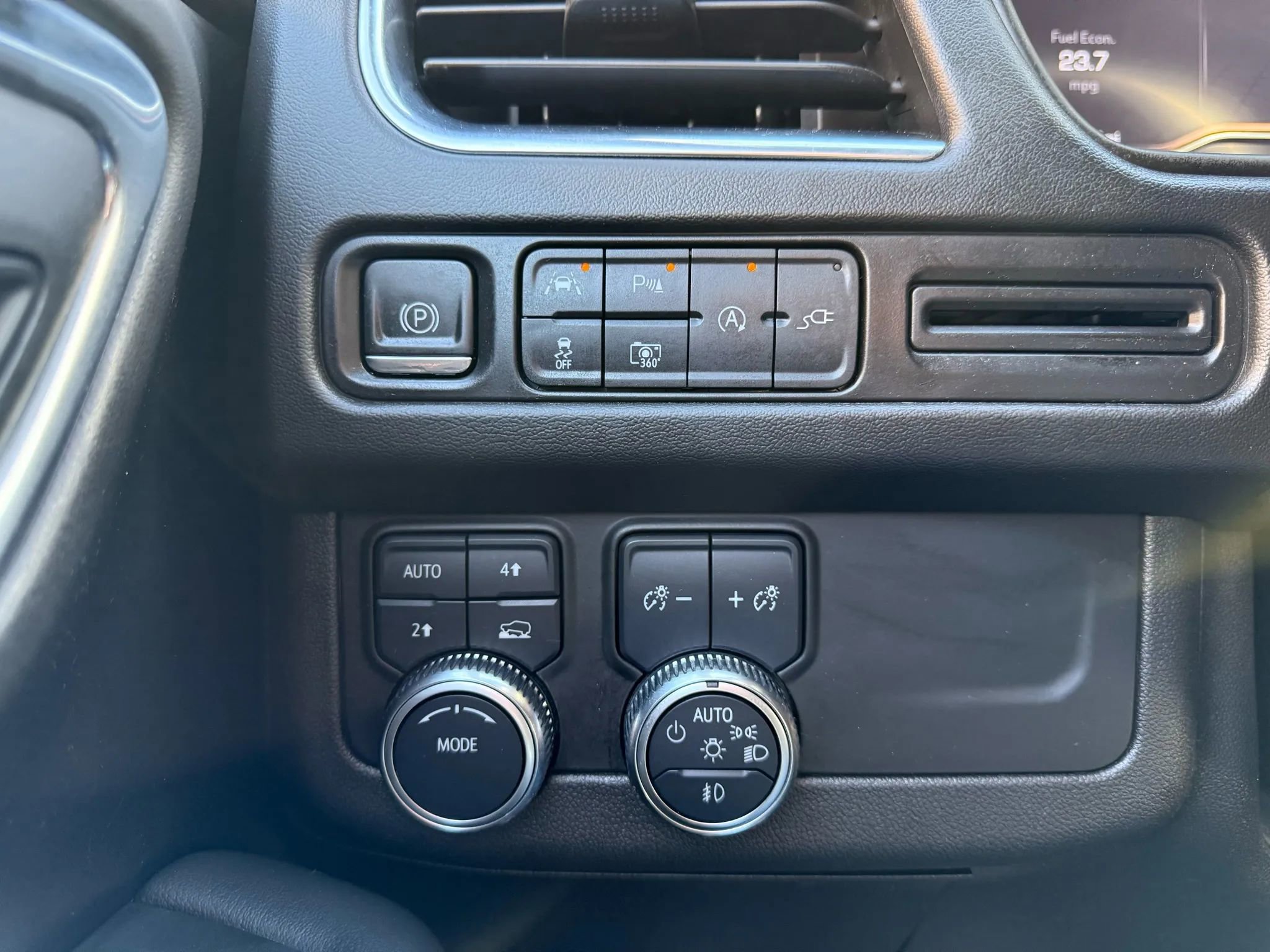 Used 2022 GMC Yukon XL SLT w/ SLT Luxury Package image 21