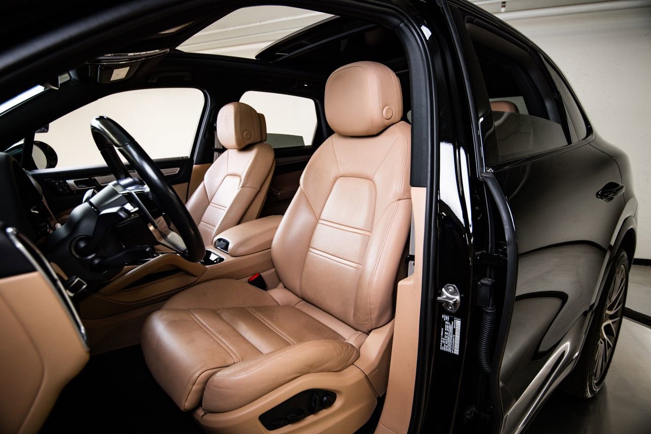 Certified 2023 Porsche Cayenne Platinum Edition image 5