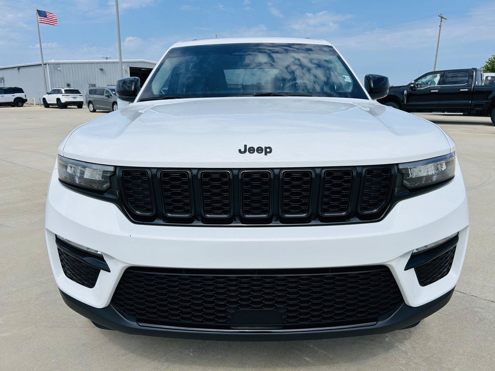 Used 2023 Jeep Grand Cherokee Limited w/ Black Appearance Package AWD/4WD image 36