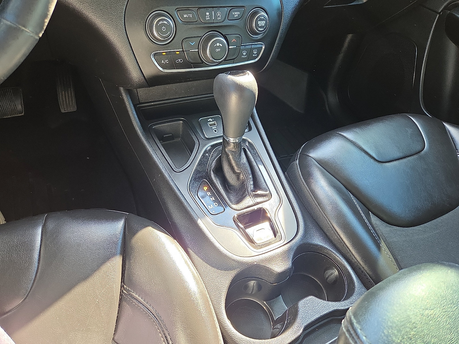 Used 2019 Jeep Cherokee Latitude Plus FWD image 25