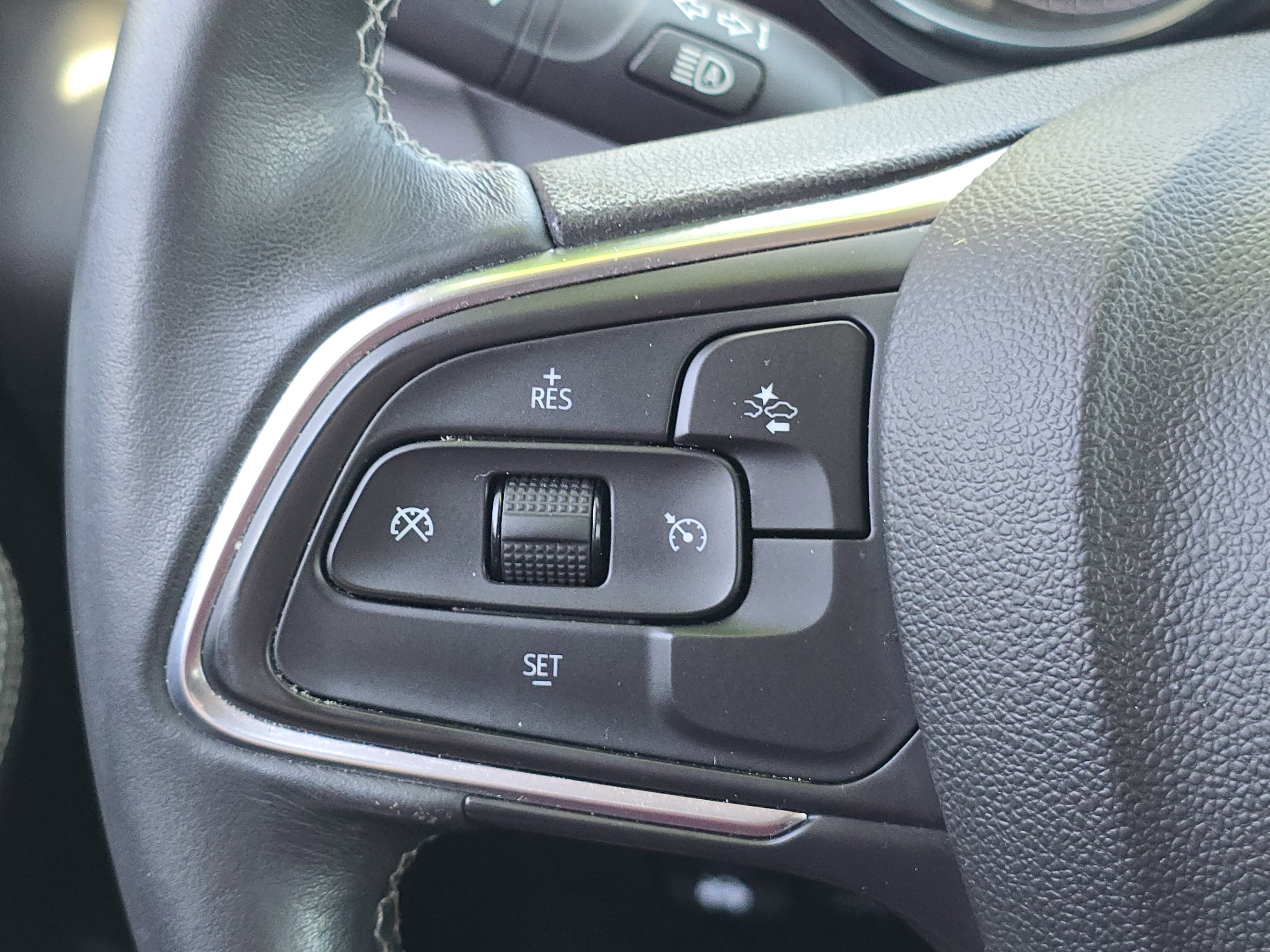 Used 2022 Buick Encore GX Select w/ Sport Touring Package FWD image 8