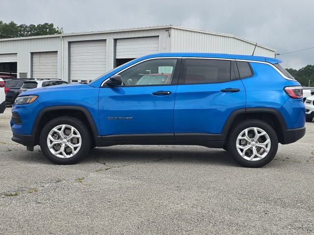 Used 2024 Jeep Compass Sport AWD/4WD image 2