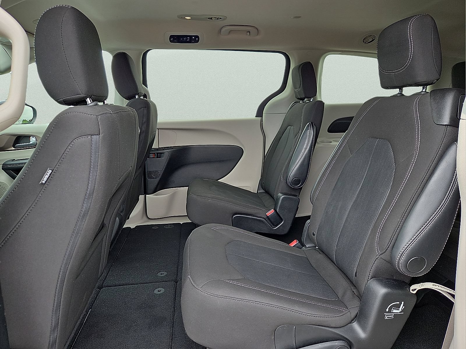 Used 2023 Chrysler Voyager LX FWD image 11