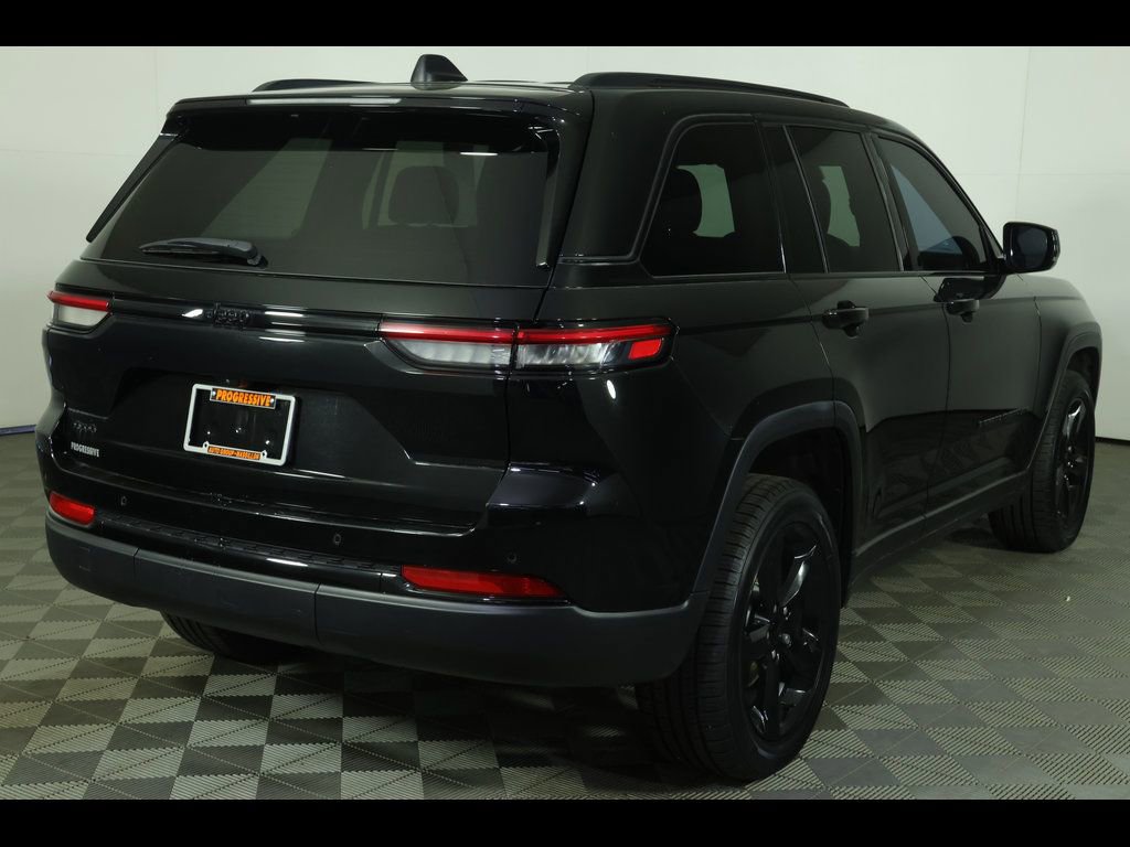 Used 2023 Jeep Grand Cherokee Altitude AWD/4WD image 13