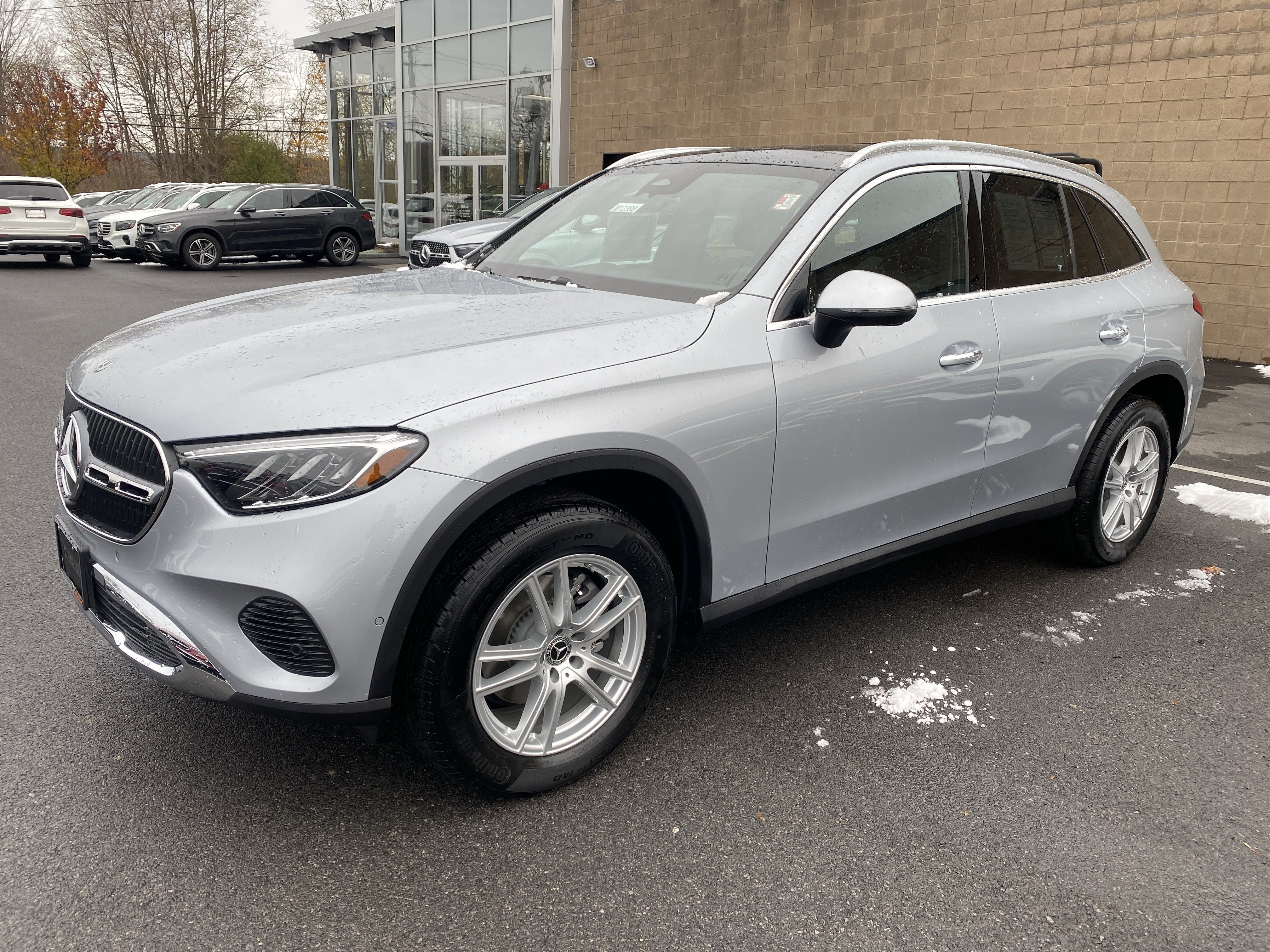 Used 2025 Mercedes-Benz GLC 300 4MATIC image 4