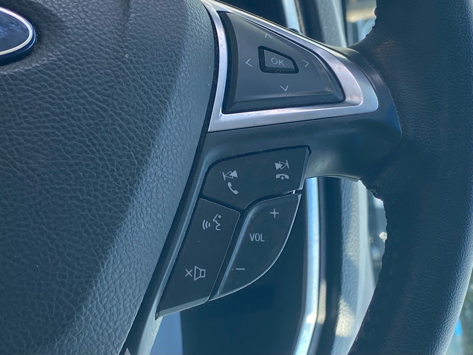 Used 2018 Ford Edge Titanium w/ Equipment Group 301A FWD image 8