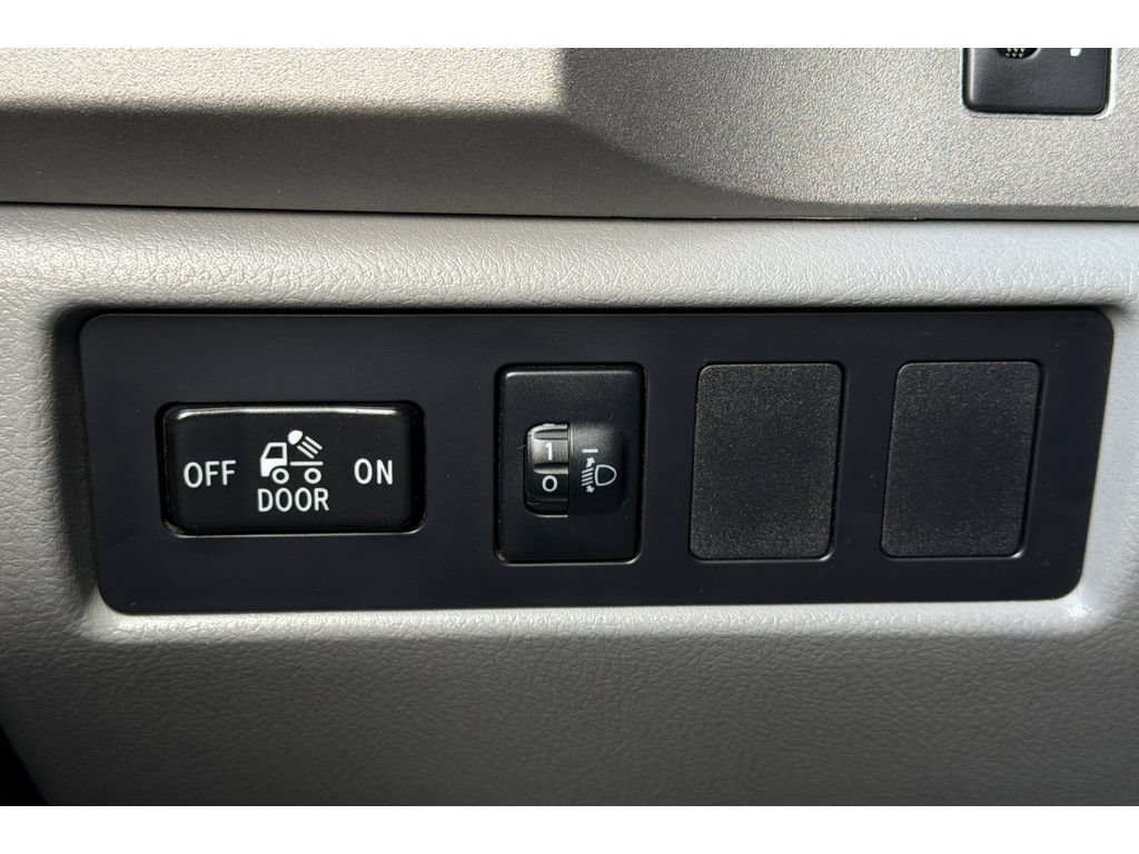 Used 2013 Toyota Tundra 2WD CrewMax w/ SR5 Pkg image 28