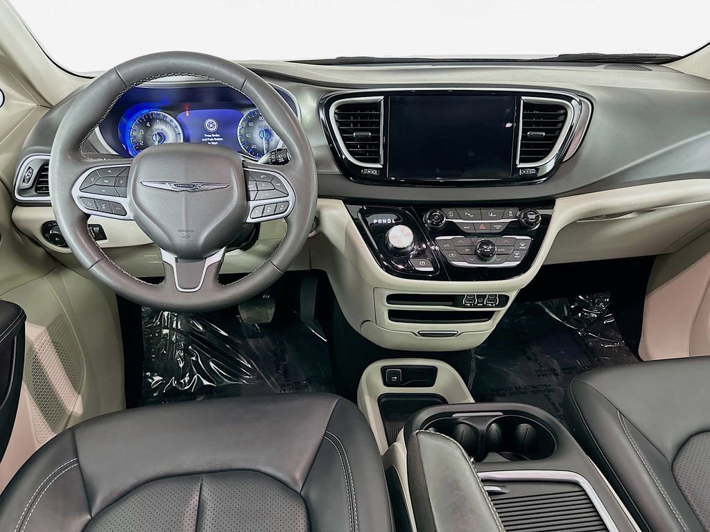 Certified 2024 Chrysler Pacifica Touring-L image 32