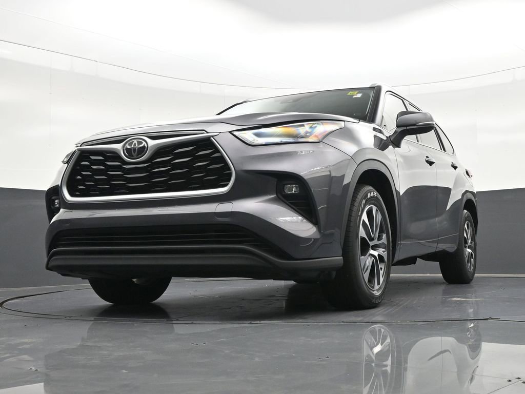 Used 2022 Toyota Highlander XLE FWD image 31