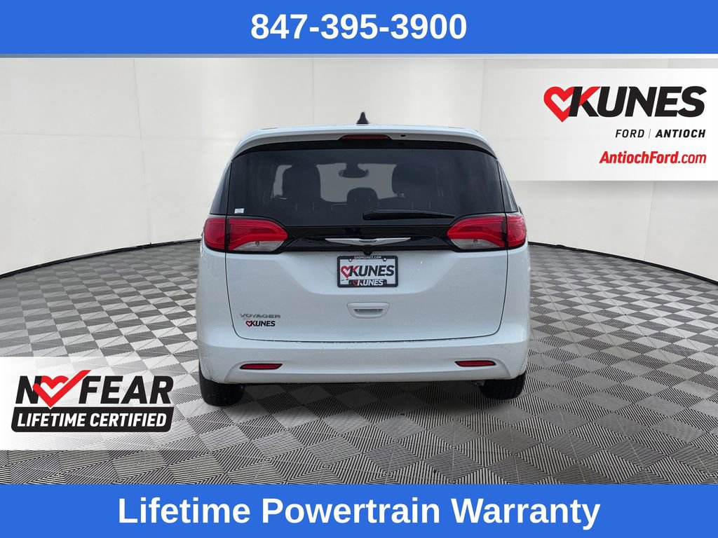Used 2023 Chrysler Voyager LX image 6