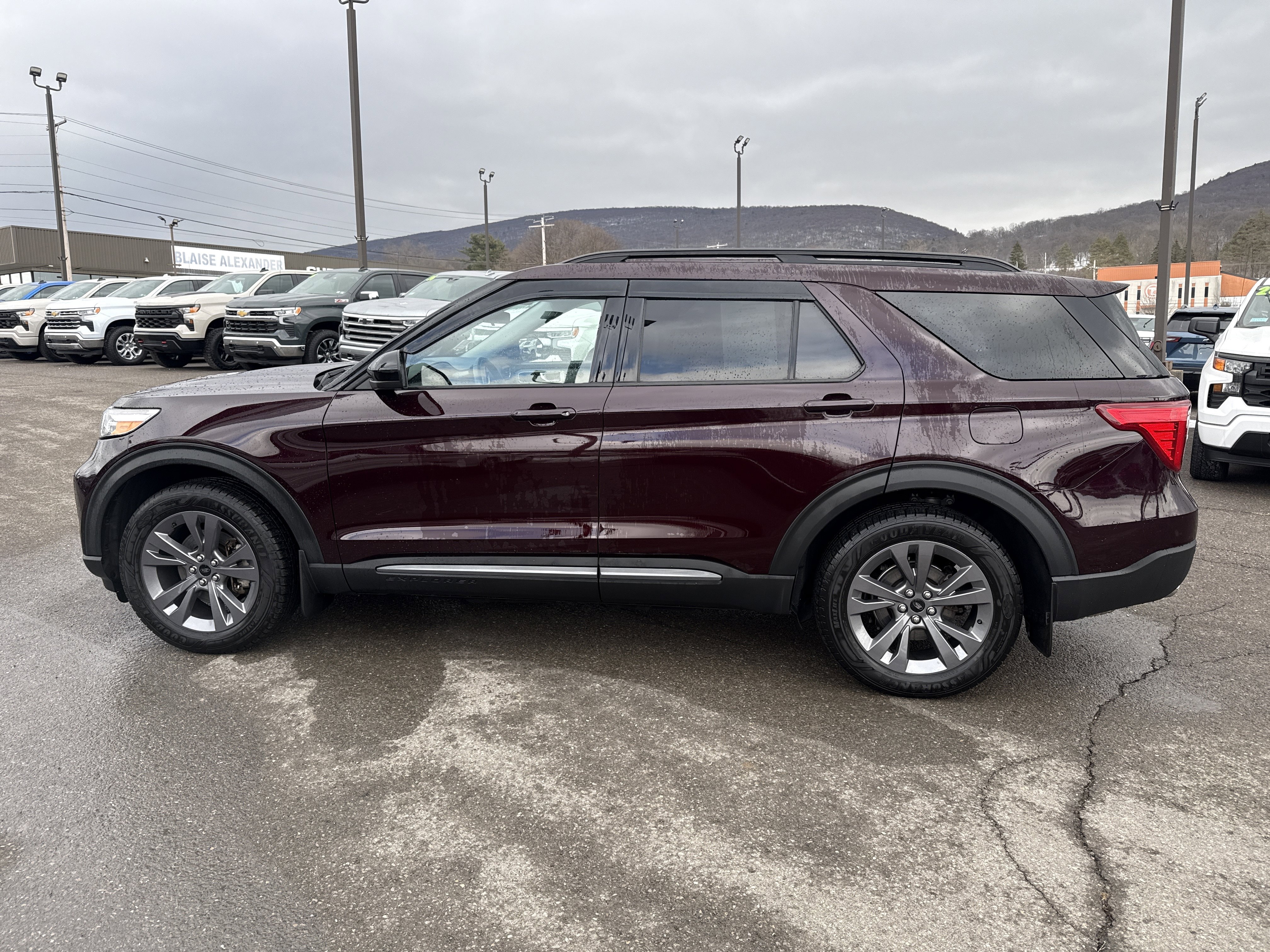 Used 2022 Ford Explorer XLT w/ Equipment Group 202A image 6