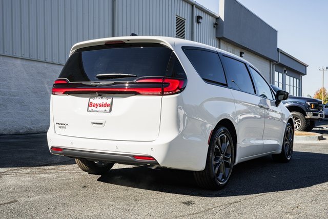 New 2026 Chrysler Pacifica Select image 5