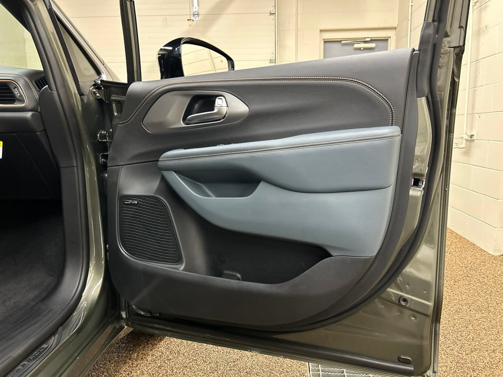 New 2027 Chrysler Pacifica Pinnacle AWD/4WD image 16