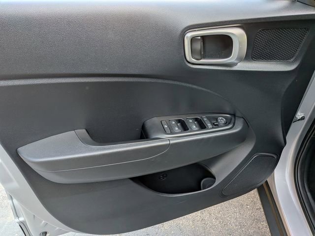 Used 2025 Hyundai Venue SEL image 8