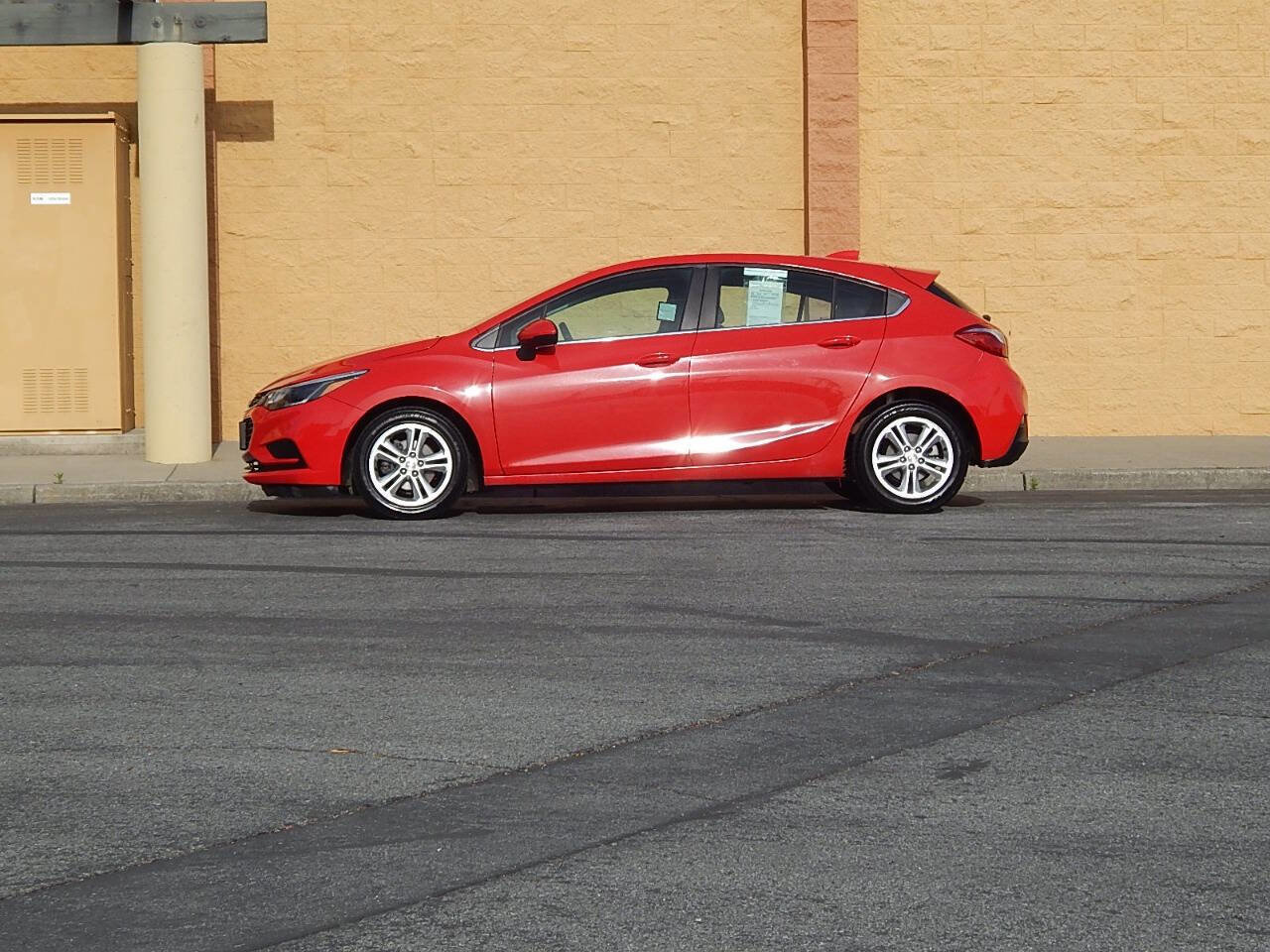 Used 2017 Chevrolet Cruze LT w/ Convenience Package FWD image 2