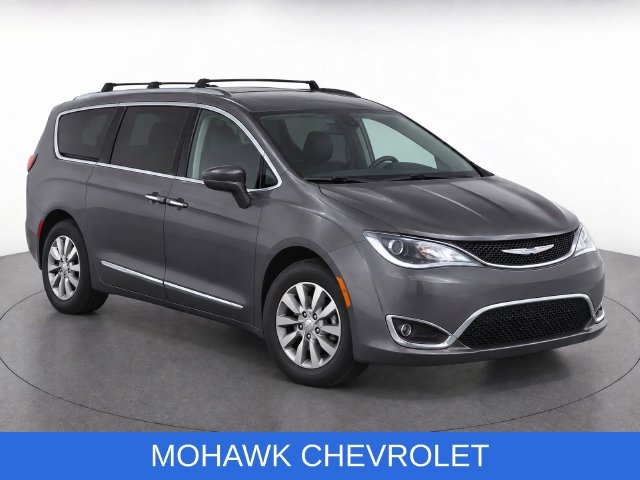 Used 2019 Chrysler Pacifica Touring-L Plus w/ Advanced Safetytec Group FWD image 2